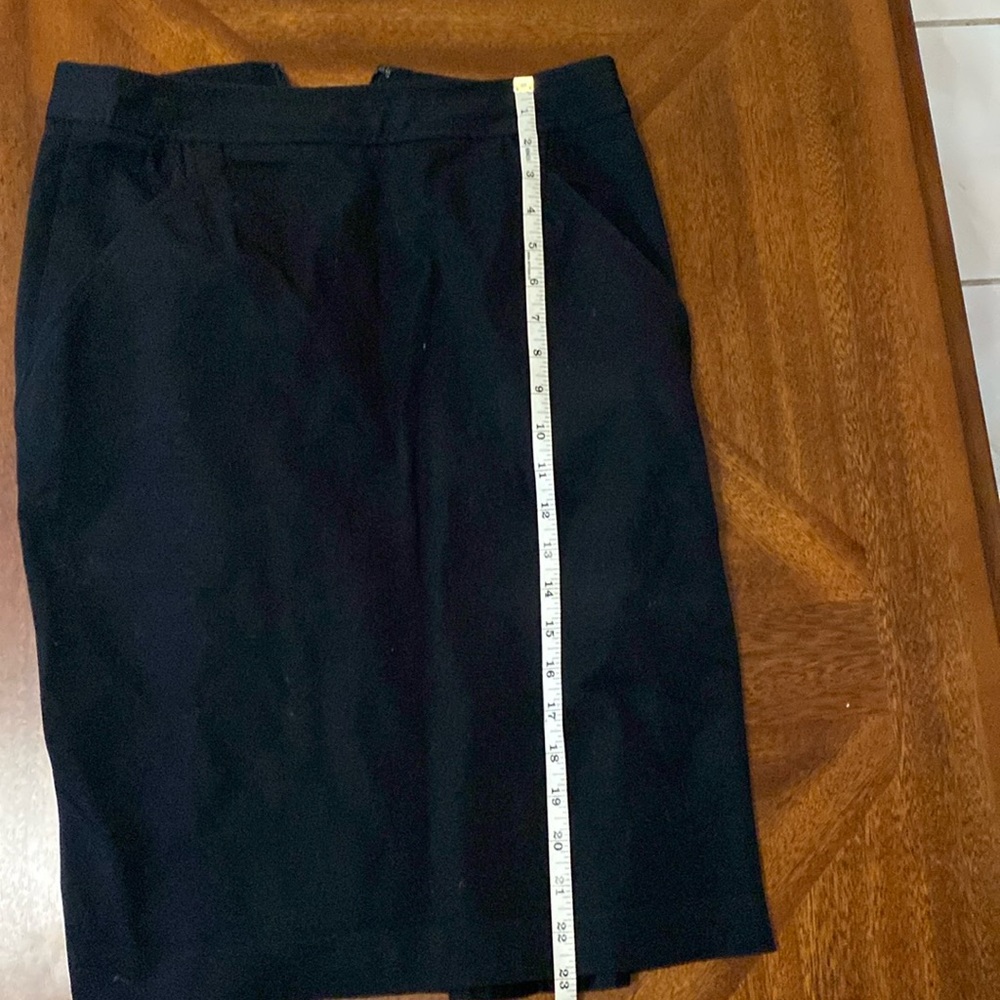 Body by Victoria Skirt zips up in the back 6